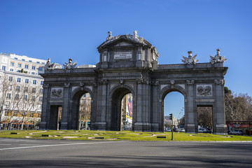 Fototapeta na wymiar mythical alcala door in the capital of Spain, Madrid