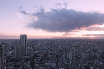 日没の太陽と雲（東京都心より西の方角）