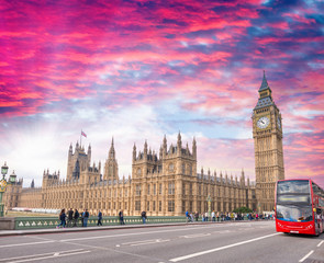 Obraz na płótnie Canvas Red bus crossing Westminster Bridge, London