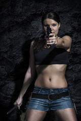 Bewaffnete Frau