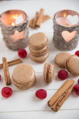 Macarons mit Zimt und Himbeeren