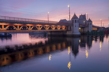 Zamek nad brzegiem zamarźniętego jeziora © Mike Mareen