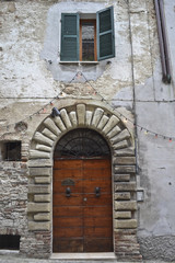Fototapeta na wymiar Arcevia, la porta della casa anrica