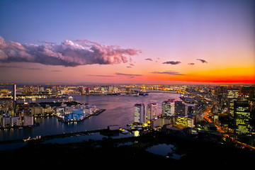 Obraz premium 東京お台場のレインボーブリッジの夕景