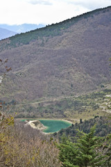 Fototapeta na wymiar Arcevia, la cava e il lago