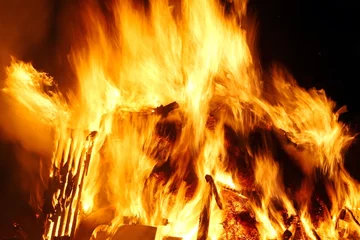 Crédence de cuisine en verre imprimé Flamme flames of fire during a scary fire of a dwelling