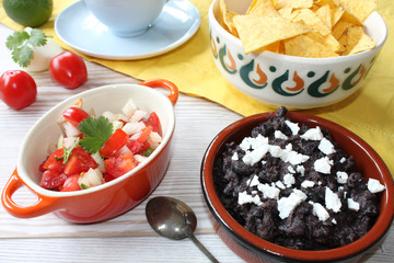 frische Tomatensalsa und Schwarze-Bohnen-Mus
