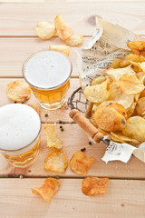 Vintage Drahtkorb mit Chips und Bier