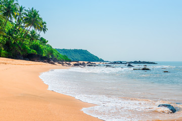 Obraz premium big waves rolled on empty sandy beach