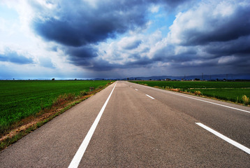 Fototapeta premium Route en ligne droit temps nuageux