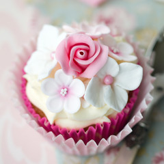 Fototapeta na wymiar Flower cupcake