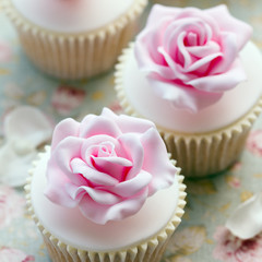 Rose wedding cupcakes
