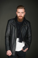 Obraz premium Casual man with beard wearing leather jacket