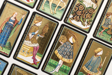 Cartas de Tarot sobre fondo blanco. Vista superior