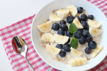 Müsli mit Heidelbeeren und Bananen