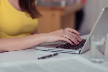 frau tippt auf ihrem laptop