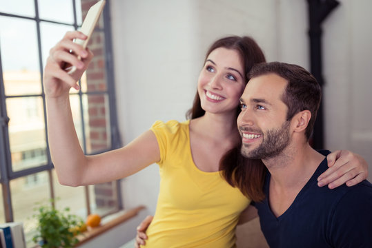 glückliches paar macht ein selfie zu hause