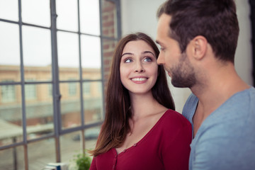 Fototapeta premium frau schaut ihren freund verliebt an