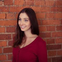 attraktive frau mit rotem shirt