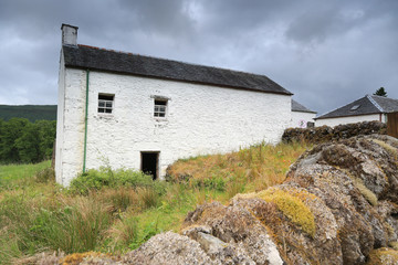 Fototapeta na wymiar White farmhouse in rural Scot