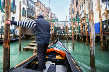 Fototapeta na wymiar Gondolier parking gondola