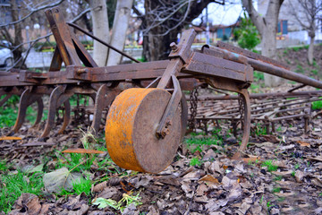 Metallic tracter extension for digging the soil