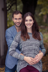 junges paar in einem romantischen park