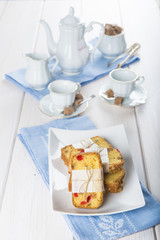 Café, té, chocolate y bizcocho de frutas y galletas en la mesa