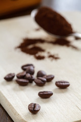 Kaffeebohnen und Kaffeepulver