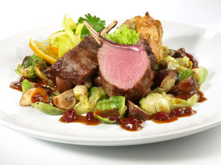 Rehrücken auf Rosenkohl und Pilze