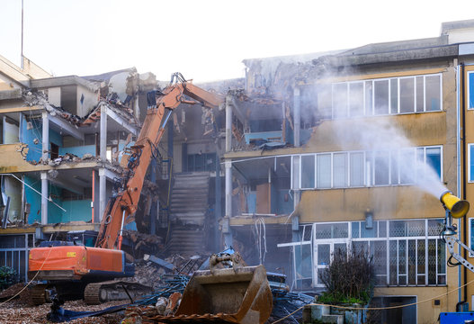 Demolizione edificio scolastico