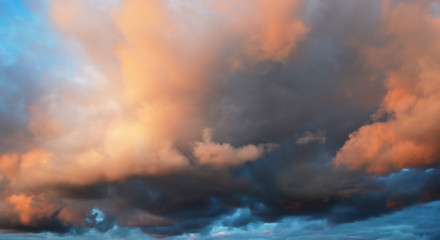 Obraz premium Clouds at sunset.