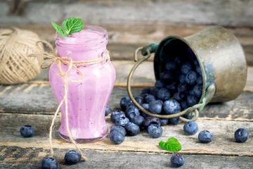Abwaschbare Fototapete Milchshake Fresh blueberries yogurt on rustic table