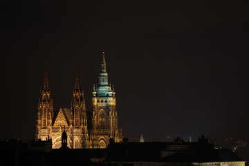 Obraz premium Saint Vitus Cathedral in Prague, Czech Republic, at night.