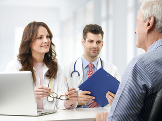 Obraz premium Medical team with elderly patient