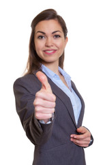Junge Frau im grauen Blazer ist optimistisch