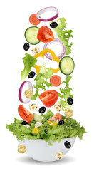 Obraz na płótnie Canvas Fallende Salat Zutaten in Schüssel mit Tomate, Gurke, Zwiebel u