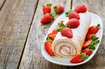 cake roll with strawberries and cream cheese