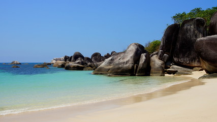 Strand mit großen Granitfelsen der Insel Belitung