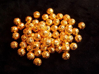 Goldene Perlen