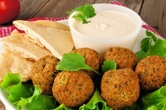 Falafel on lettuce with pita bread and tzatziki sauce