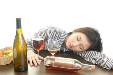 ワインを飲みすぎた女性