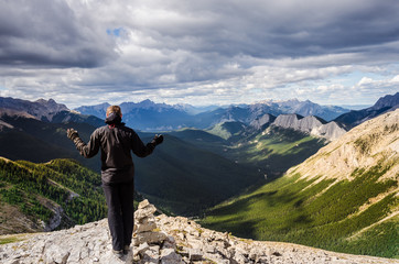 Fototapeta na wymiar Man enjoying view of Jasper NP mountain range