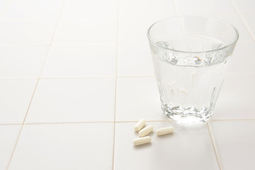 風邪対策イメージ―薬と水