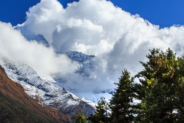 Dramatic sea of clouds and peaks in Himalaya