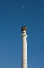 Obraz premium Column and moon