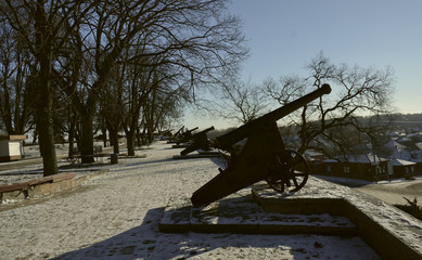 Fototapeta na wymiar Several old cannons on pedestals in Chernigov