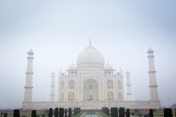 Obraz premium Taj-Mahal mausoleum in foggy morning, Agra, India