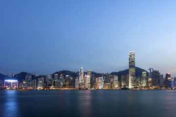 Obraz premium panoramic cityscape and skyline of hongkong harbor at night