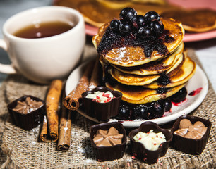 Picture of few pancakes with blackberries and sugar